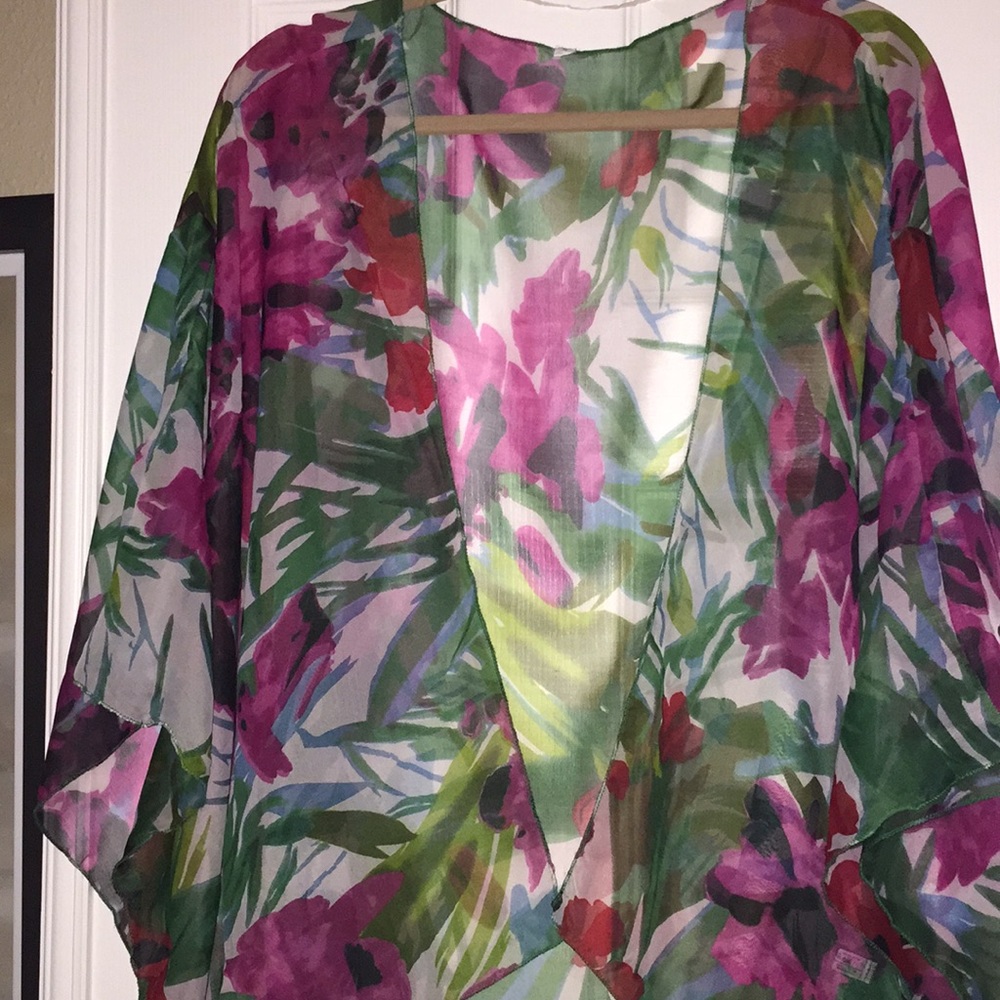Beautiful Floral Top - Picture 2 of 3